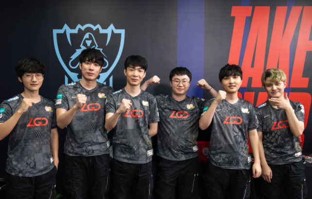 来自世界各 来自世界各